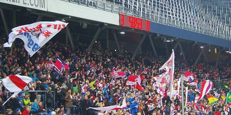 清晨训练基地宿舍与球场实拍(选材网络)